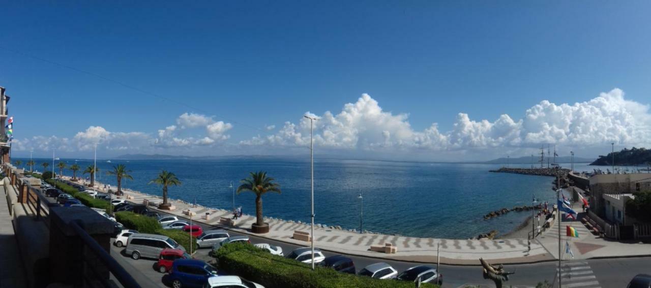 Ampio Monolocale Con Balcone Fronte Mare Villa Porto Santo Stefano  Luaran gambar